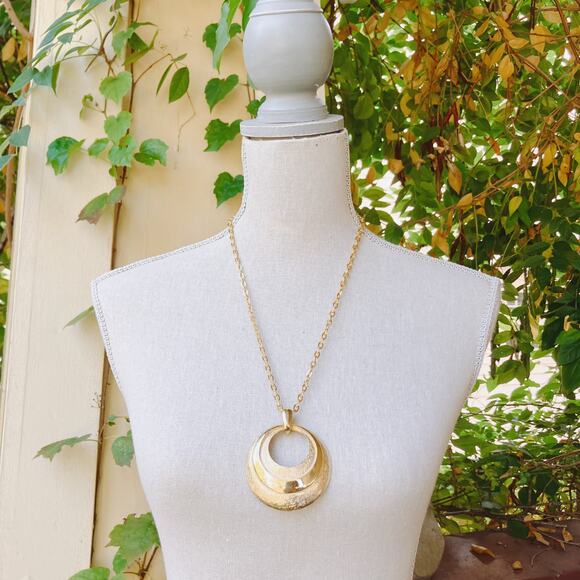 VTG 1970s Gold Tone Mod Crescent Pendant Necklace Statement Jewelry Sculptural - Picture 2 of 15